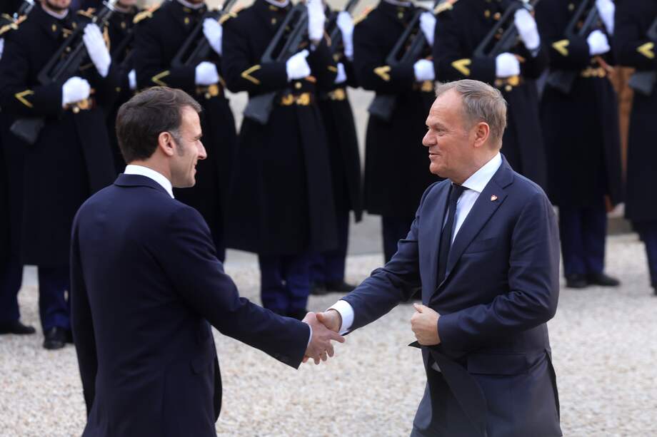 El presidente francés, Emmanuel Macron (izq.), recibe al primer ministro polaco, Donald Tusk (der.), antes de una reunión sobre la guerra en Ucrania y la seguridad europea en el Palacio del Elíseo en París.