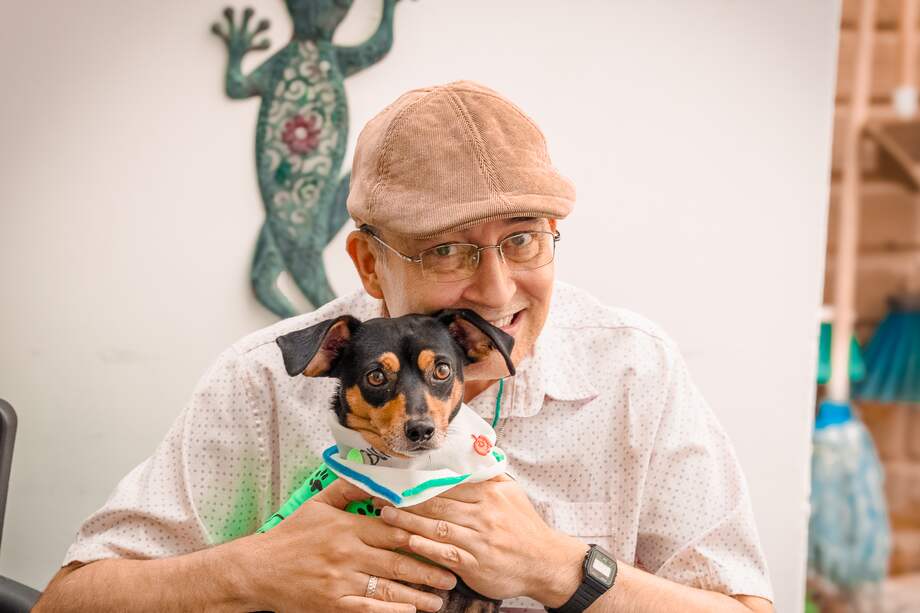 Burguer fue rescatada después de haber vivido en la calle durante mucho tiempo. Ahora es una perrita de terapia.