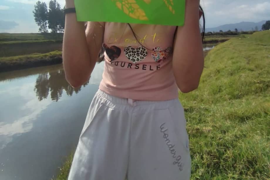 Suba es una de las cinco localidades donde bordea este afluente. Aquí una alumna al lado del Río sosteniendo un dibujo.