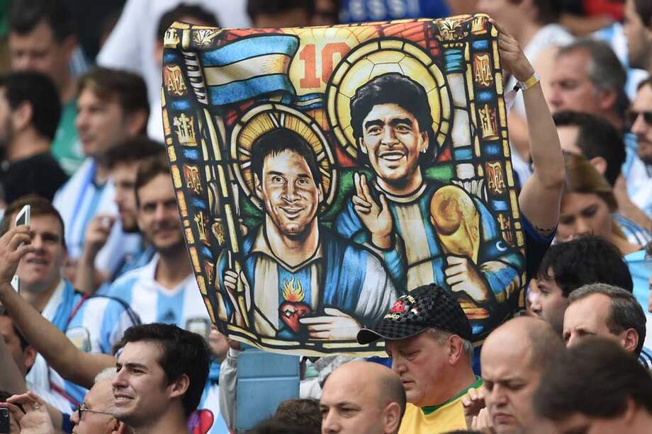 Juntos en esta cartel lucieron las dos máxima estrellas del fútbol argentino: Lionel Messi y Diego Armando Maradona. / AFP