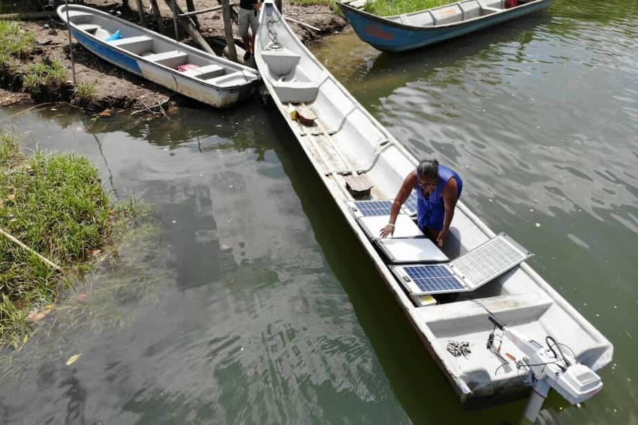 Este es uno de los botes impulsados por energía energía solar. / Gordon Wilmsmeier
