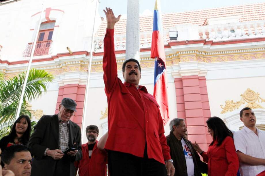 Maduro conmemora 15 años de llegada al poder de Chávez; oposición protesta