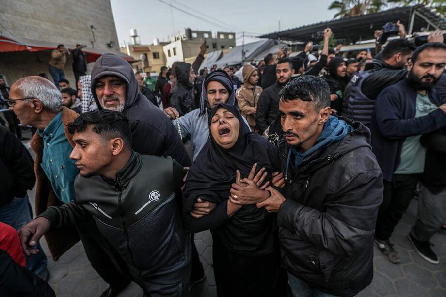 Los dolientes reaccionan durante el funeral de los periodistas palestinos muertos en un ataque aéreo israelí durante la noche en el campo de refugiados de Al Nuseirat, en el Hospital de los Mártires de Al Aqsa en Deir Al Balah, en el centro de la Franja de Gaza, el 26 de diciembre de 2024.