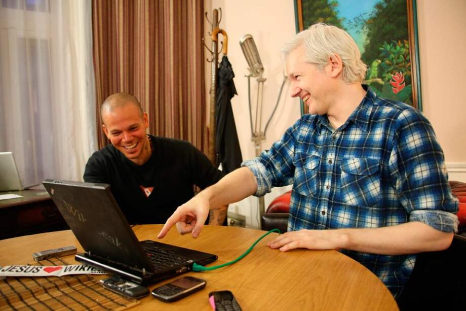Fotografía cedida por el grupo puertorriqueño Calle 13 de junio de 2013 del cantante René Pérez (i), conocido como Residente, junto al fundador de WikiLeaks, Julian Assange, reunidos en Londres, Reino Unido.
