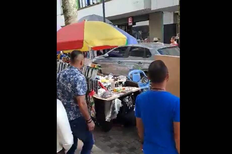 Este es el momento en el que un vehículo arrolla a varias personas en una de las vías en Manizales que estaba cerrada por la feria.
