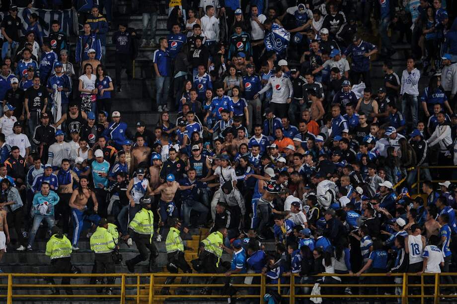 Durante el segundo tiempo del partido entre Millonarios y Júnior, integrantes de la barra "Blue Rain" se enfrentaron entre ellos y a la Policía en la tribuna sur de El Campín. /Mauricio Alvarado - El Espectador