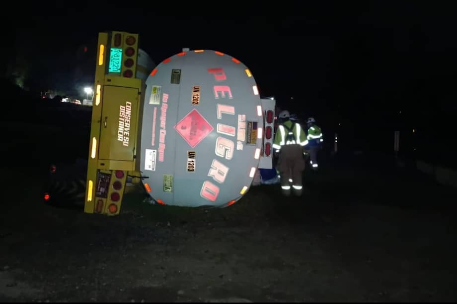 Imagen de la tractomula volcada en la vía.