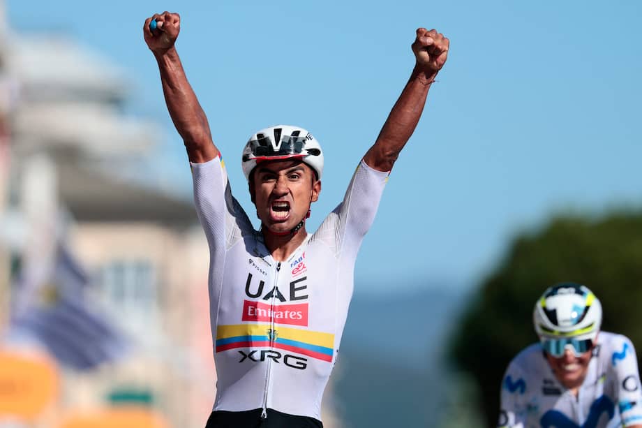 Jonathan Narváez celebra su victoria en la undécima etapa del Giro de Italia 2026.
