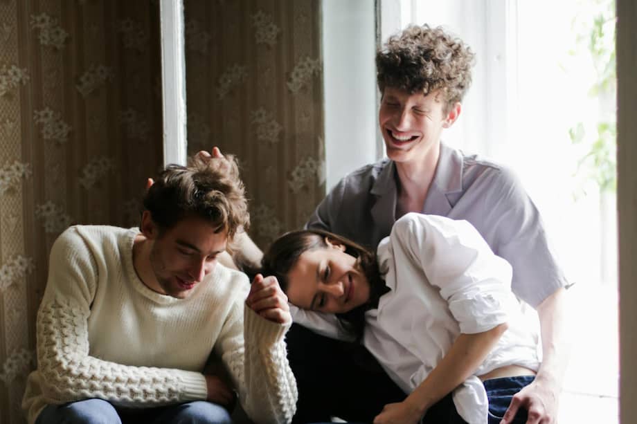 La compersión suele discutirse en relaciones no monógamas, pero también puede pensarse en amistades, familia y otros vínculos afectivos.