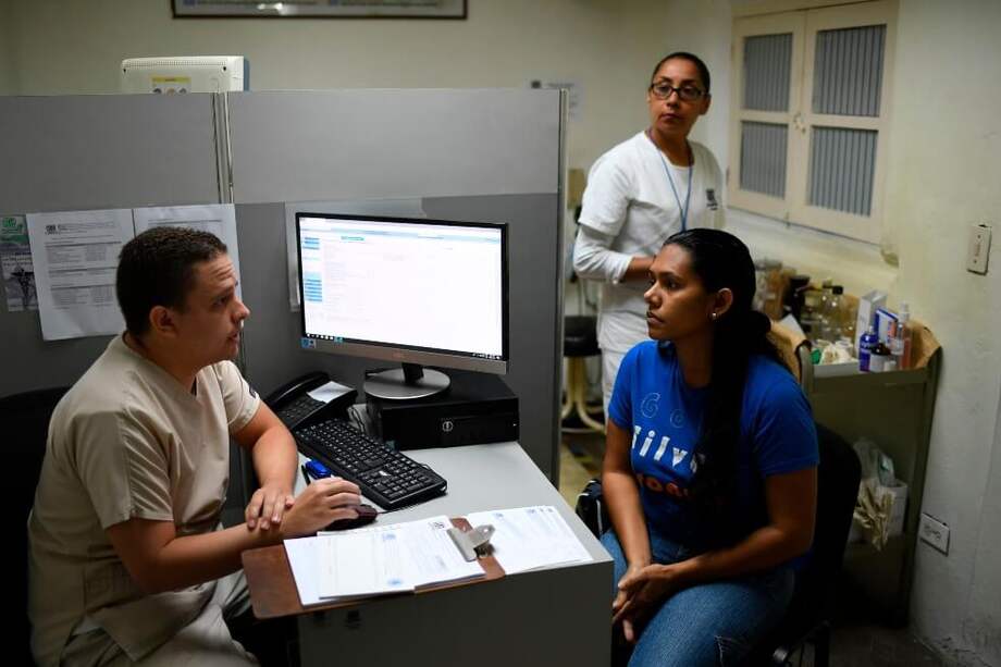 Cada vez es más difícil para los jóvenes venezolanos poder pagar por anticonceptivos. / AFP