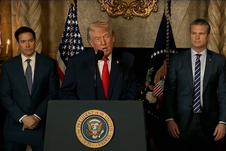 El presidente de Estados Unidos, Donald Trump (c), durante un anuncio junto al secretario de Estado, Marco Rubio (i), y el secretario de Guerra, Peter Hegseth.
