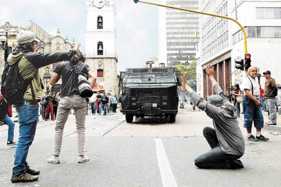 Gobierno sí criminaliza la protesta: Polo Democrático