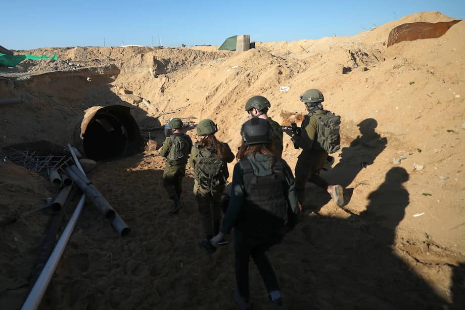 Soldados en la entrada de un túnel a 400 metros del cruce de Erez entre Gaza e Israel, en la ciudad palestina de Beit Hanun, al norte de la Franja de Gaza, el 15 de diciembre de 2023 (publicada el 17 de diciembre de 2023).