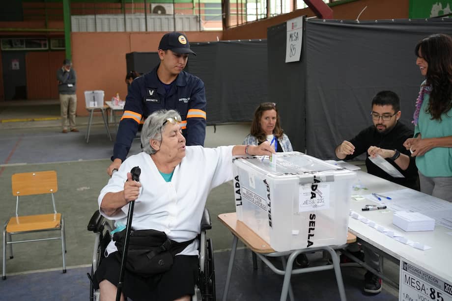 AME8070. SANTIAGO (CHILE), 14/12/2025.- Una mujer vota este domingo, durante la segunda vuelta presidencial en Chile en Santiago (Chile). La segunda vuelta en Chile escogerá entre Jeannette Jara y José Antonio Kast al sucesor del progresista Gabriel Boric. EFE/ Adriana Thomasa