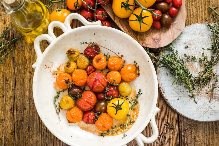 Endulza este dip de queso feta con tomate cherry añadiendo miel de abejas.