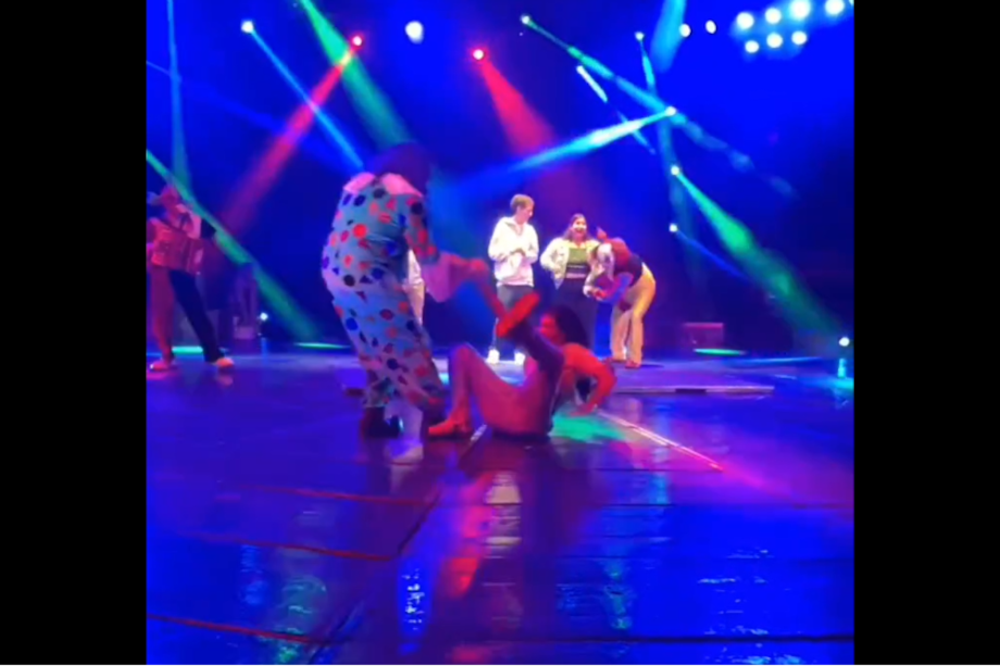 Momento en que Andrea Valdiri cae en un circo