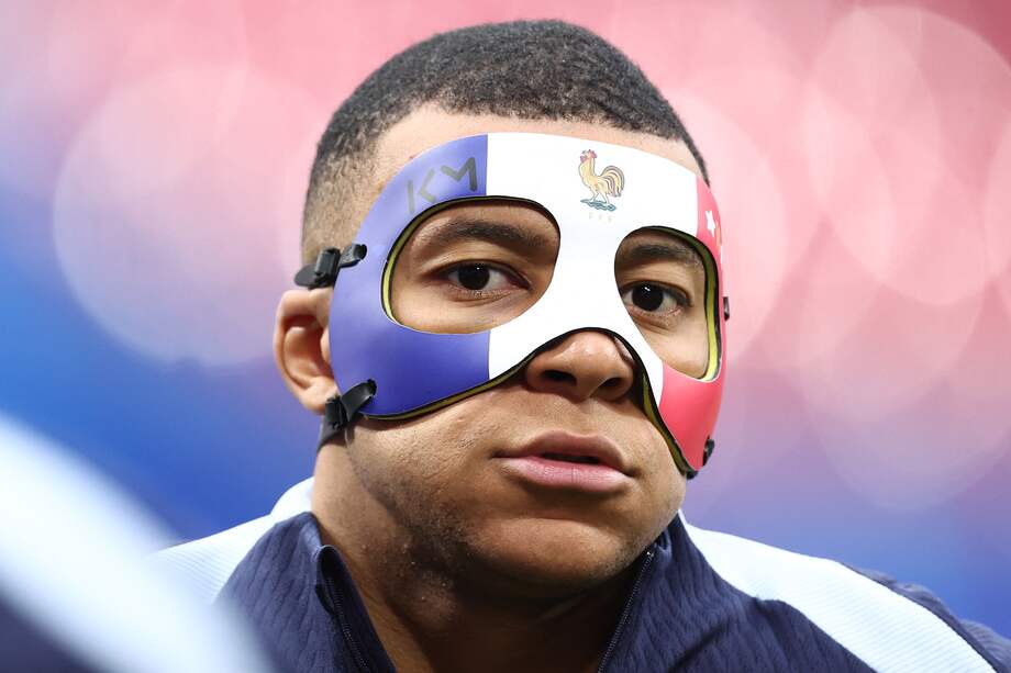 El delantero francés #10 Kylian Mbappé usa una máscara mientras participa en una sesión de entrenamiento MD-1 en el estadio de Leipzig en Leipzig el 20 de junio de 2024, en vísperas de su partido de fútbol del Grupo D de la UEFA Euro 2024 contra Holanda.