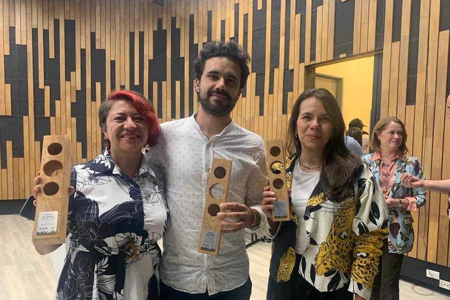 Gloria Castrillón, exdirectora Editorial de Colombia +20 de El Espectador, Sergio Silva Numa, editor de la sección Vivir y Natalia Herrera Durán, periodista de Investigación de El Espectador, en la ceremonia de los Premios de periodismo Suma 2023.