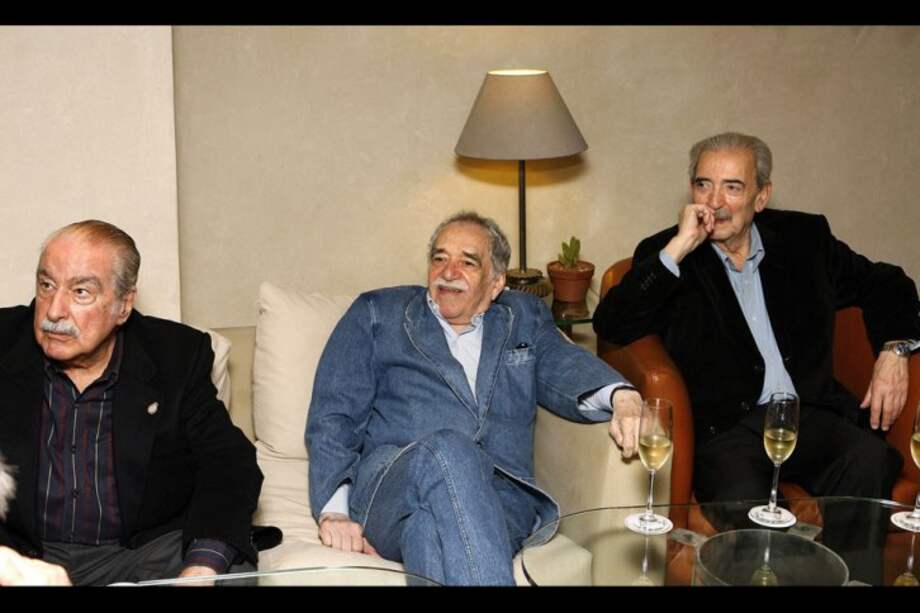 Los escritores colombianos Álvaro Mutis (i) y Gabriel García Márquez (c) y el argentino Juan Gelman (d) sonríen en Ciudad de México (11 de agosto de 2008, México).