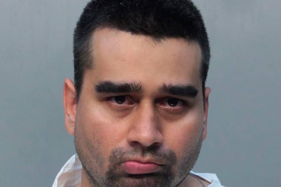 Derek Medina, de 31 años, está acusado de matar a su mujer de 26, Jennifer Alonso, y colgar en Facebook una foto del cuerpo ensangrentado.