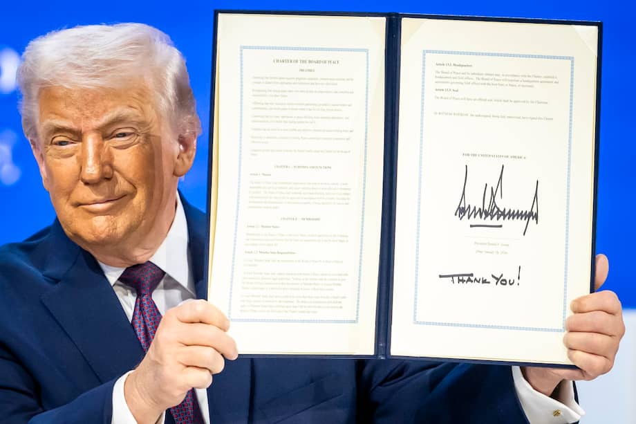 El presidente de Estados Unidos, Donald Trump, sostiene una carta fundacional firmada en la reunión de la "Junta de la Paz", durante la 56.ª reunión anual del Foro Económico Mundial (FEM), en Davos, Suiza.