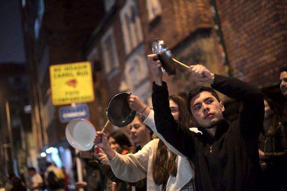 Imágen de referencia. Esta no es la primera vez que los capitalinos se manifiestan para pedir ayudas durante el confinamiento. Mauricio Alvarado - El Espectador.