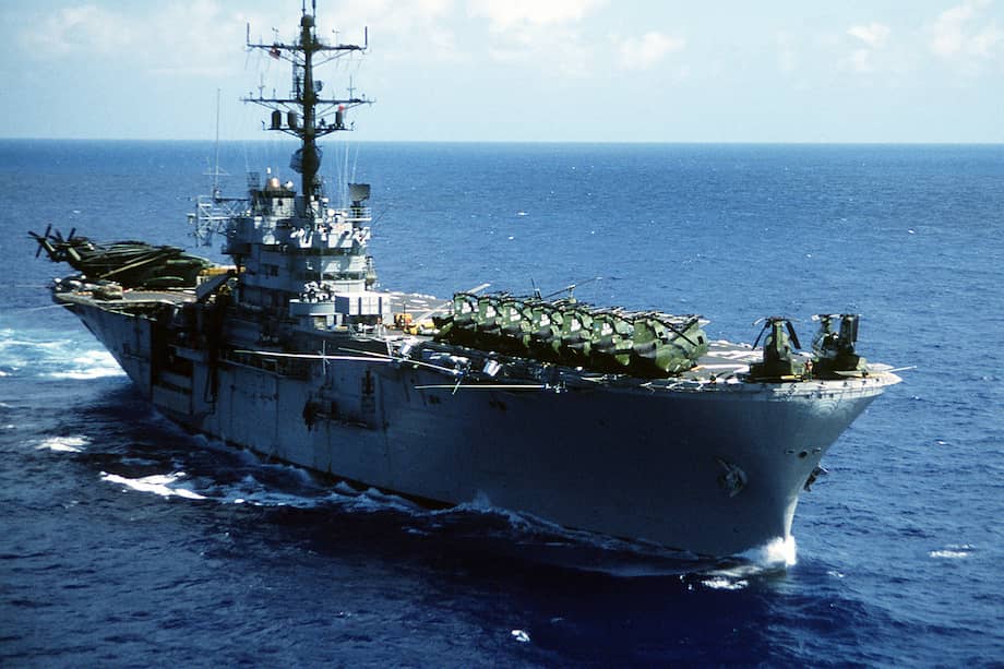 Este es el USS Iwo Jima (LHD-7), el buque de asalto anfibio de la clase Wasp que traslada a Maduro a EE. UU. / Wikimedia Commons
