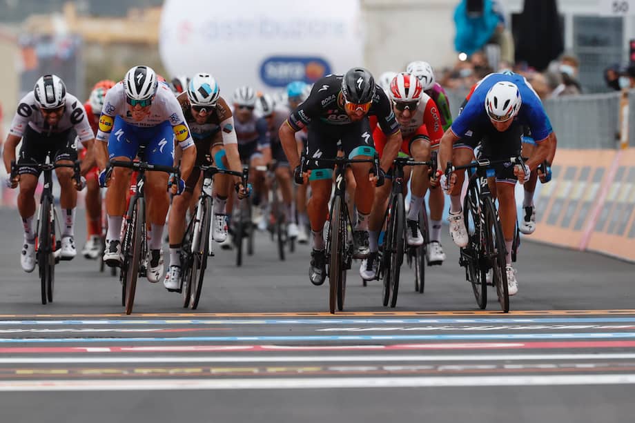 El francés, Arnaud Démare (derecha), ganó por segunda vez en su carrera una etapa del Giro de Italia.