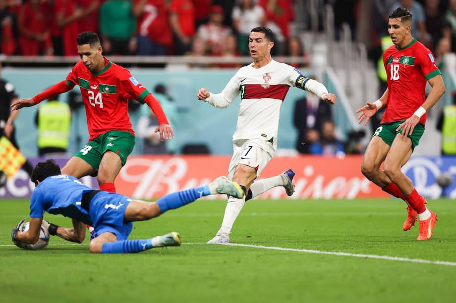 Cristiano Ronaldo de Portugal (centro) en acción durante el partido de fútbol de cuartos de final de la Copa Mundial de la FIFA 2022 entre Marruecos y Portugal en el estadio Al Thumama en Doha, Qatar, el 10 de diciembre de 2022. EFE/EPA/JOSE SENA GOULAO