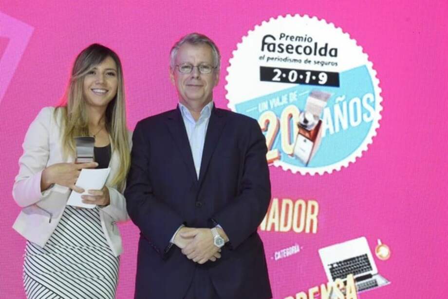 Paula Delgado junto a Ricardo Ávila (miembro del jurado calificador).