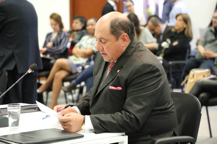 Coronel Juan Carlos Barrera firma acta ante la Sala de Definición de Situaciones Jurídicas. Foto: Jurisdicción Especial para la Paz.