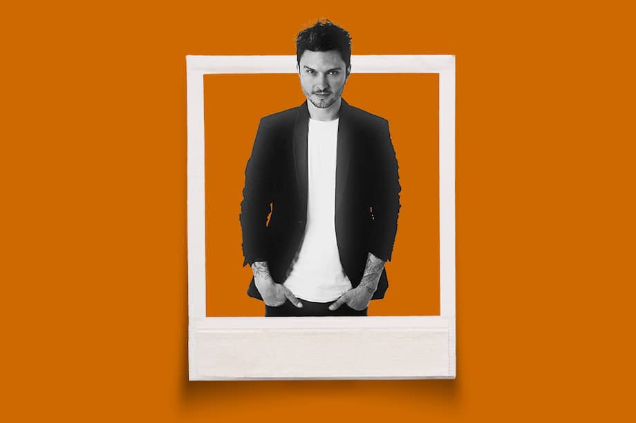 Diego Sáenz había tenido ya un proyecto musical llamado “Pirañas”. También ha trabajado como periodista y presentador durante más de 20 años en radio y televisión.