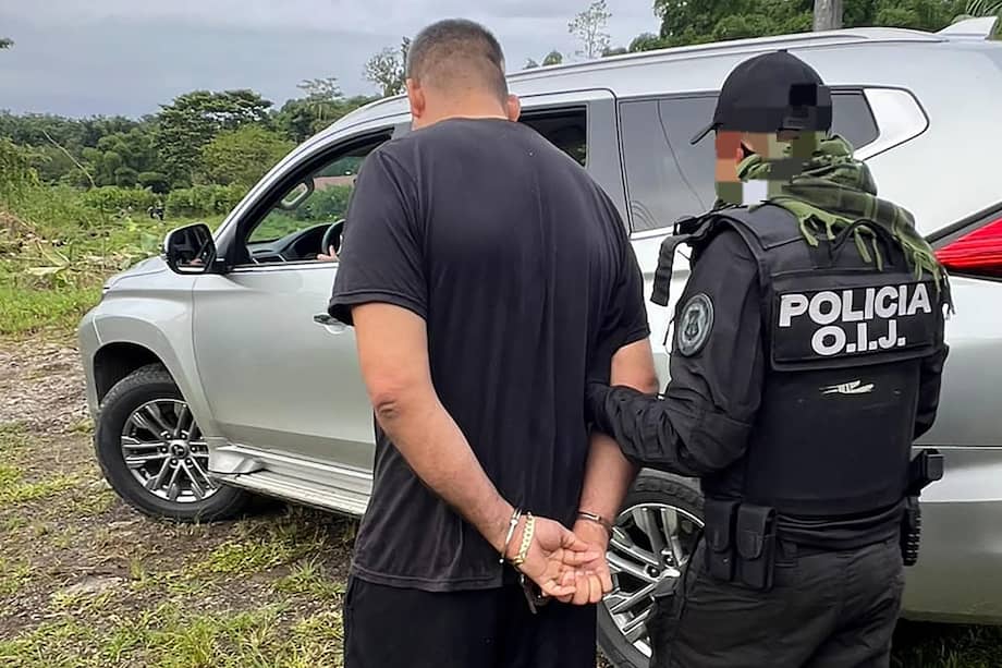 Fotografía del OIJ muestra el traslado de Alejandro Arias Monge, alias "el Diablo", el narcotraficante más buscado de Costa Rica, capturado tras permanecer 10 años prófugo. Estados Unidos ofrecía una recompensa de 500.000 dólares por su captura.
