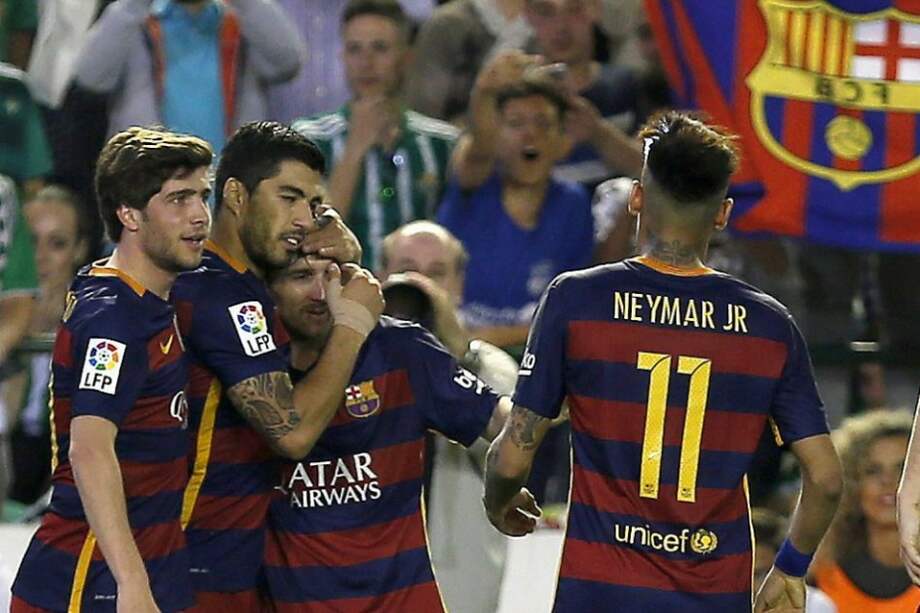 El delantero uruguayo del FC Barcelona Luis Suárez (2i) anotó el segundo tanto y es el goleador del campeonato español. / EFE