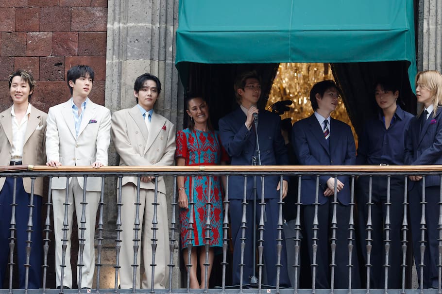 La presidenta de México, Claudia Sheinbaum (4-i) reacciona junto a los integrantes del grupo surcoreano de K-pop BTS este miércoles, durante una visita al Palacio Nacional de Ciudad de México (México).