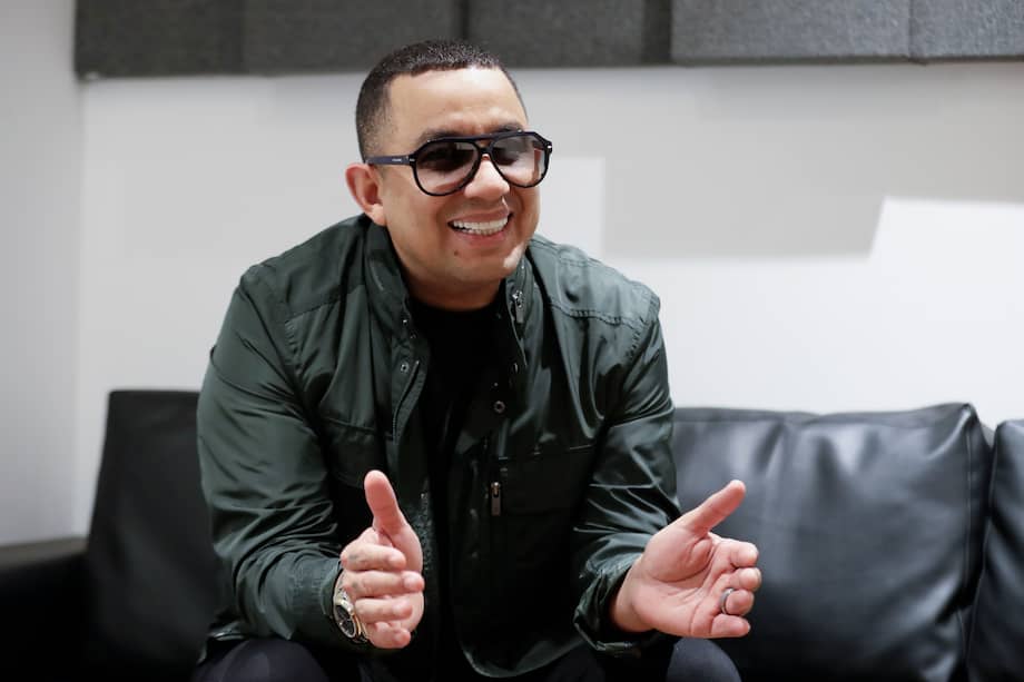 El cantante colombo-venezolano Felipe Peláez habla durante entrevista con EFE.