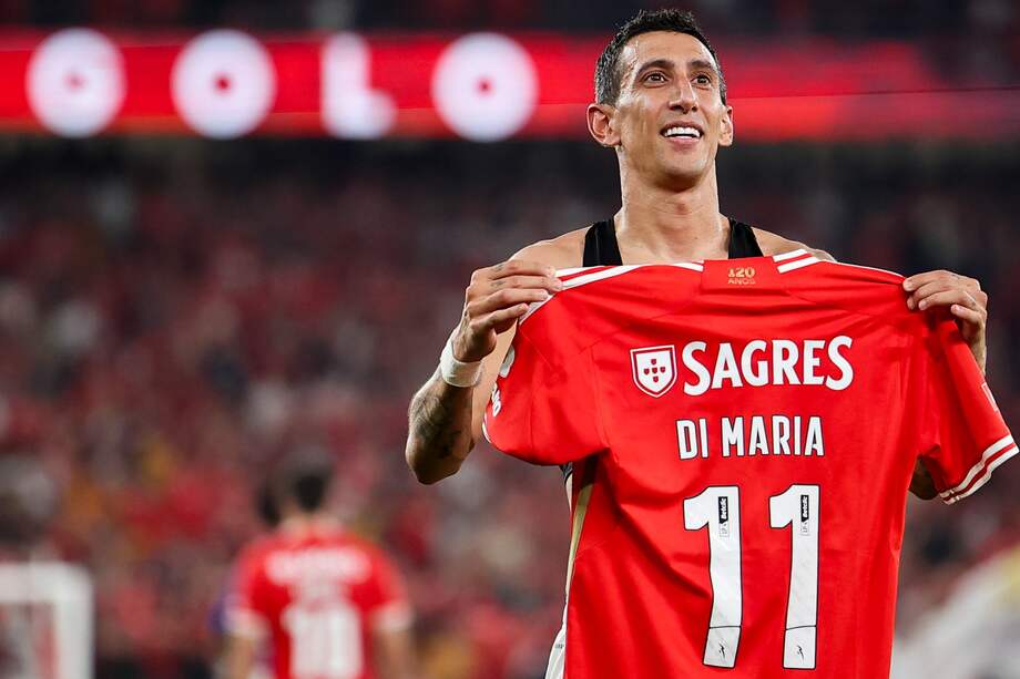 Ángel Di María celebra tras marcar el gol durante el clásico entre Benfica y Porto en el fútbol de Portugal.