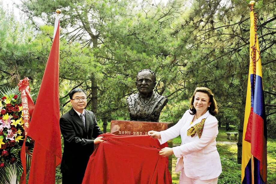 El descubrimiento del busto, en la plaza Chaoyang de Pekín, lo hicieron un delegado del gobierno chino y la embajadora de Colombia en ese país, Carmenza Jaramillo. / EFE