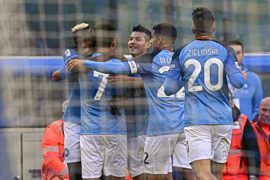 Victor Osimhen celebra con sus compañeros uno de los goles de Napoli en su victoria frente a Udinese.