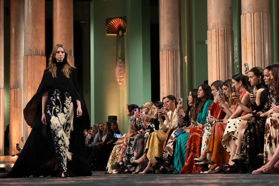 Desfile de la diseñadora colombiana Johanna Ortíz, invitada por la Mercedes-Benz Fashion Week Madrid para abrir el calendario oficial de desfiles y galardonada en esta edición con el premio a Diseñador Internacional TBC, este martes en el Círculo de Bellas Artes. EFE/Sergio Pérez