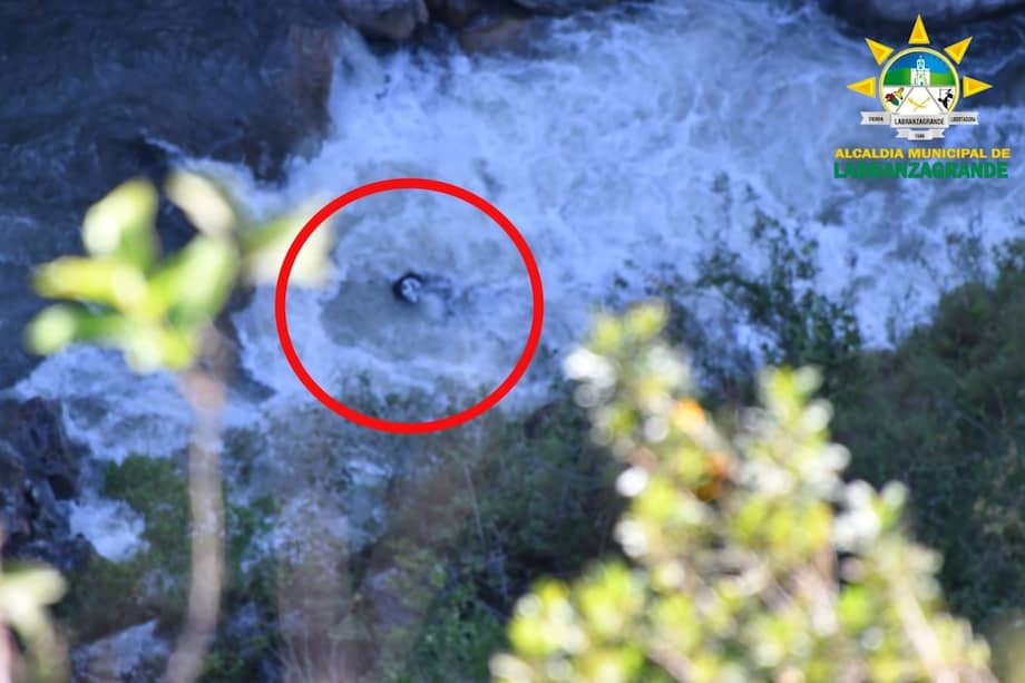 Familiares del intendente Zaraza han pedido a las autoridades agilizar el traslado de maquinaria que permita rescatar el vehículo.