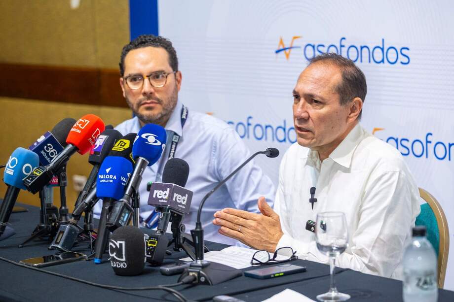Andrés Velasco, presidente de Asofondos, y Antonio Sanguino, ministro de Trabajo, en el congreso de Asofondos.