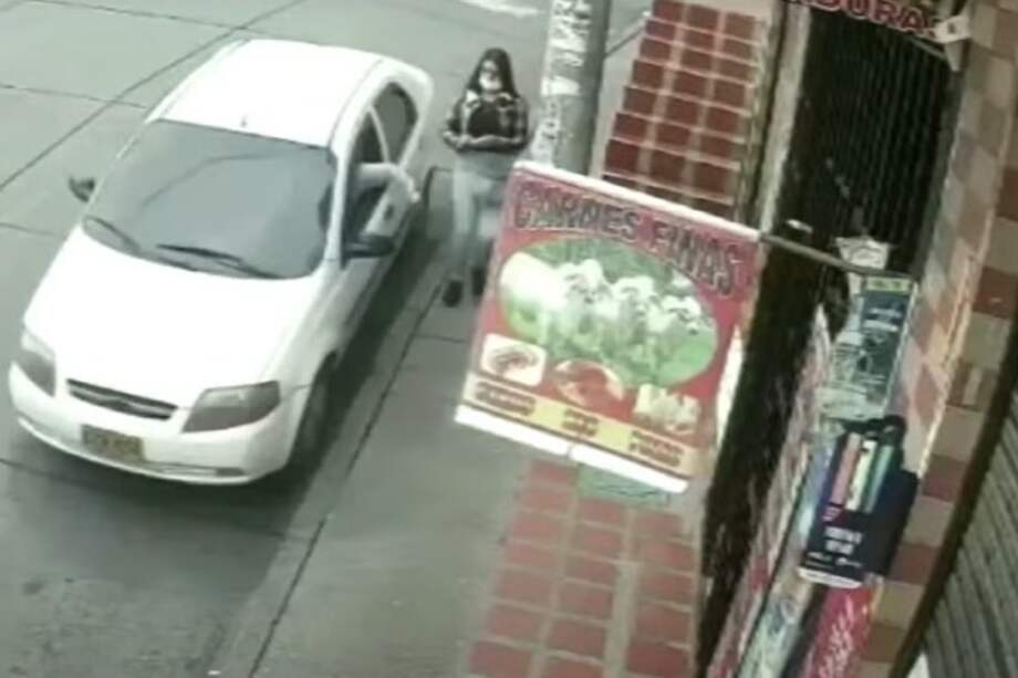 Después de que la víctima pidiera ayuda en un establecimiento comercial, el conductor del vehículo huyó.