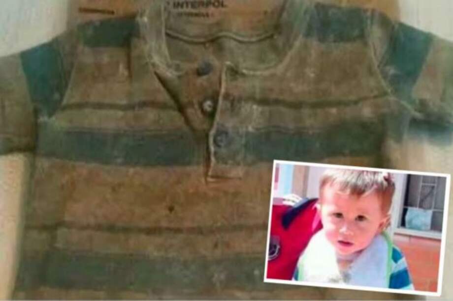 Foto divulgada por las autoridades de la que sería la camiseta del pequeño. /Noticias Caracol