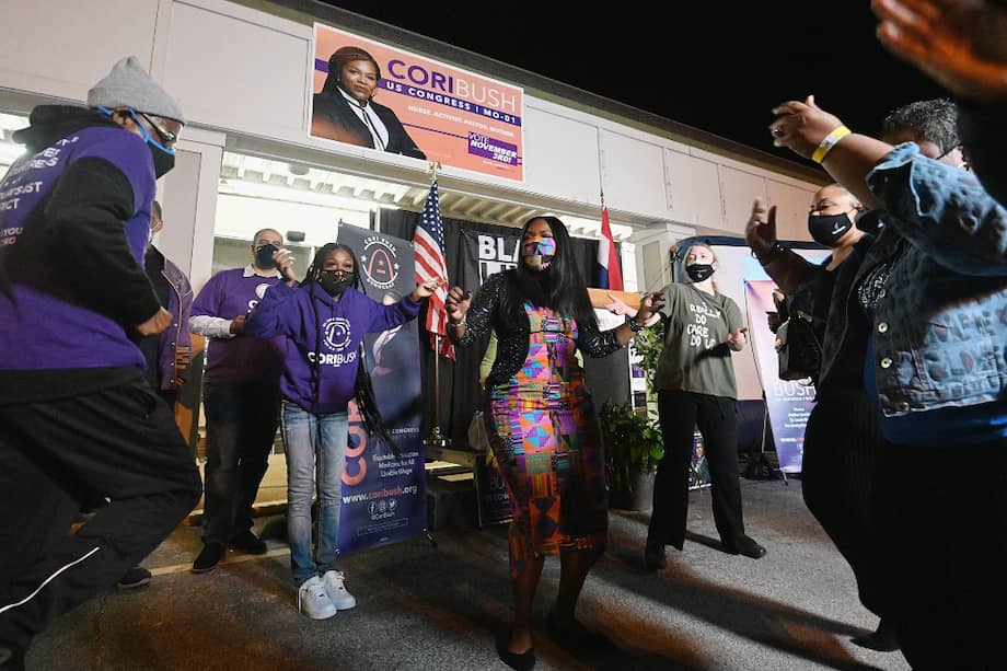 Cory Bush, candidata demócrata, celebra su elección.