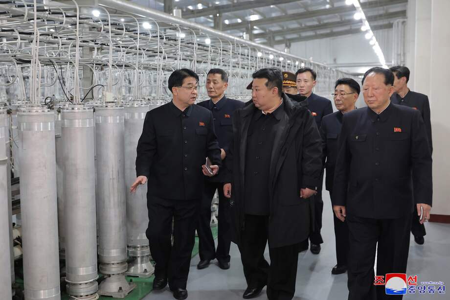El líder norcoreano, Kim Jong-un, inspecciona una base de producción de material nuclear en un lugar no determinado.