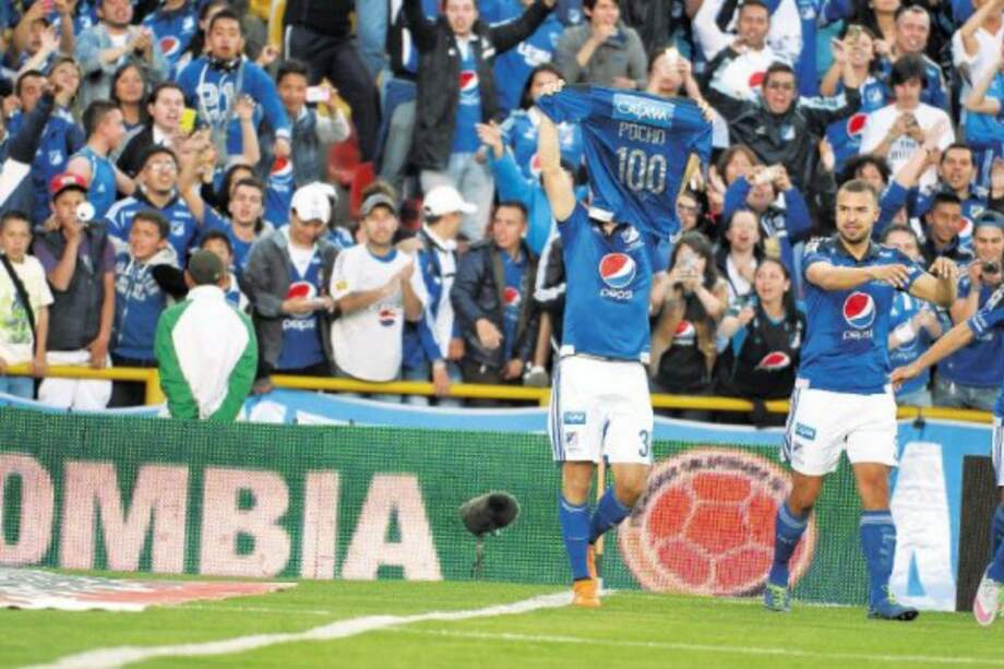 Federico Insúa luce orgulloso la camiseta conmemorativa de su gol oficial numero 100 como profesional. / Gustavo Torrijos