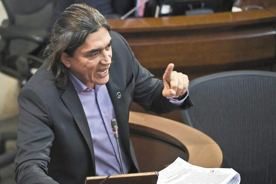 El senador Gustavo Bolívar fue criticado por asegurar que regularización de venezolanos tenía fines electorales.