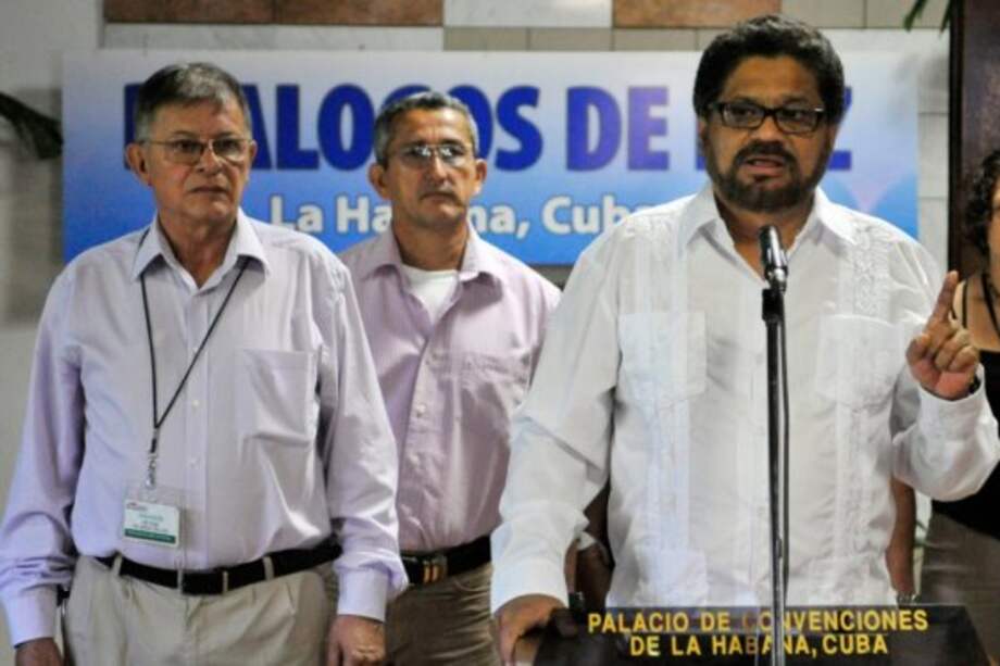 Iván Márquez lee un comunicado junto a Rodrigo Granda, alias "Ricardo Téllez", en el Palacio de Convenciones de La Habana.