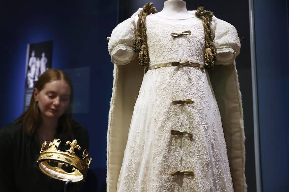 Un vestido de bautizo que lució la reina Isabel II de Inglaterra. / EFE/EPA/Neil Hall